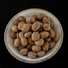 Wallnüsse in einer Schüssel - schmackhalt, dekorativ und nahrhaft