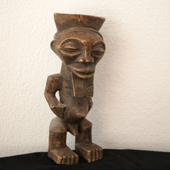 Originelle Dekoration im Badezimmer - Hölzerne, aufrecht stehende, afrikanische Skulptur mit einer...