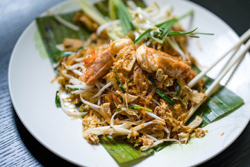 Fried noodles with shrimp and vegetables.