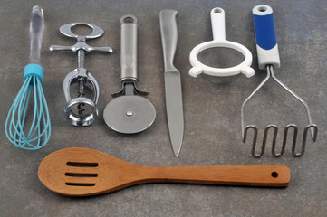 Ustensiles de cuisine sur fond gris