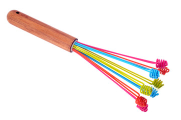 Fouet de cuisine multicolore sur fond blanc