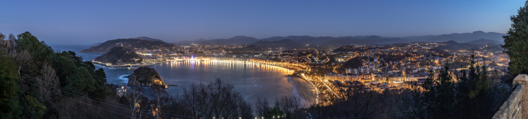 Naklejka premium Panoramica Nocturna Donosti