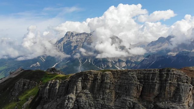 Wundersch&ouml;ne Panorama Dronen Aufnahme &uuml;ber den Gipfeln und Wolken der Dolomiten in Italien beim Wandern aufgenommen in 4k