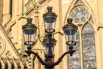 Fototapeta na wymiar Streetlamps of Metz in front of the church