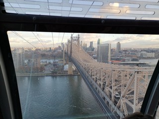 Puente de Queensboro y río East visto desde el funicular. 