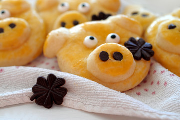 Selbstgebackene Kekse in Form von Schweinchen, Neujahr, Glücksschwein