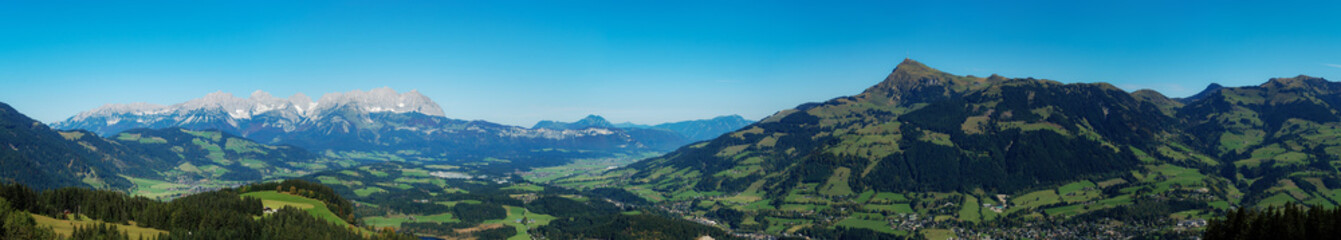 Panorama Kitzbühler Horn mit Kitzbühl rechts im Bild, Kaisergebirge links