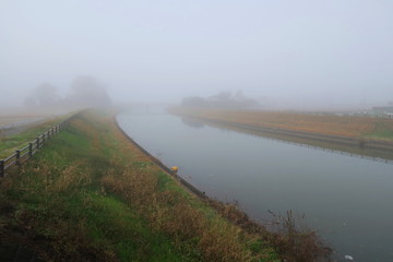 冬の朝霧の坂川放水路風景
