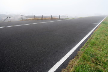 Fototapeta premium 冬の朝霧の江戸川サイクリング道路風景