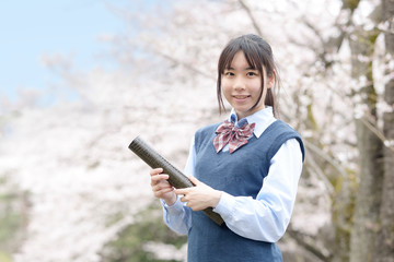 卒業する女子高校生
