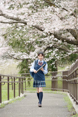 卒業する女子学生