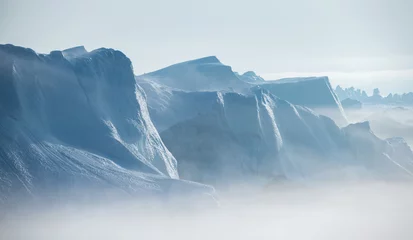 Gordijnen Prachtig landschap met grote ijsbergen © surangaw