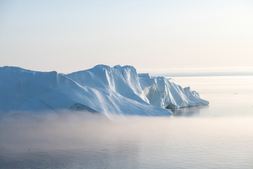 Obraz na płótnie Canvas Beautiful landscape with large icebergs 