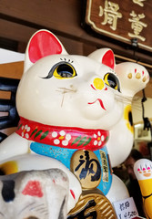 骨董店で売っている古い招き猫（アンティーク）