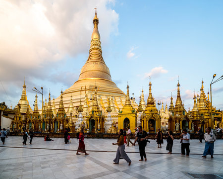 shwedagon pagod in Rangon, Myanamar 