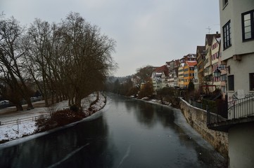 Tübingen im Winter mit gefrorenem Fluss