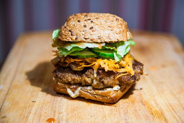 Burger mit karotten und körnerbrot