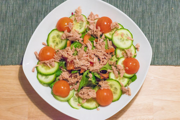 Lachssalat mit tomaten und Gurken
