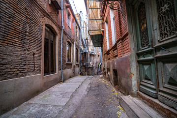 Fototapeta na wymiar Alley between old houses on an old street in Tbilisi