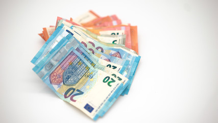 Euro Geld Scheine Bargeld vor weißen Hintergrund