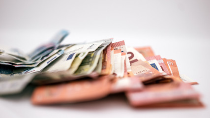 Euro Geld Scheine Bargeld vor weißen Hintergrund close-up