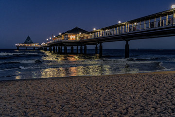 Seebrücke Heringsdorf auf Usedom bei Nacht
