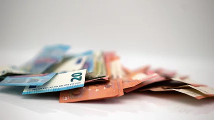 Fotobehang Euro Geld Scheine Bargeld vor weißen Hintergrund close-up © Nico Bekasinski