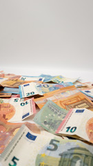 Euro Geld Scheine Bargeld vor weißen Hintergrund close-up