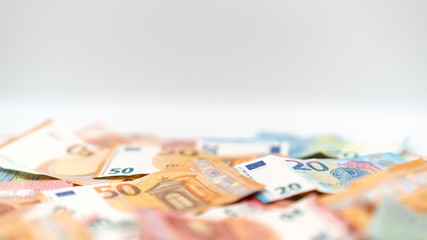 Euro Geld Scheine Bargeld vor weißen Hintergrund close-up