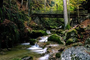 Fototapeta na wymiar Wasserfälle in der Taubenlochschlucht bei Twann (Kanton Bern, Schweiz)