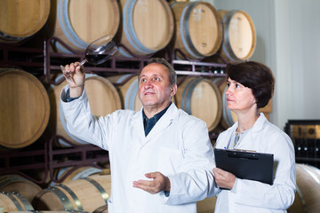 Expert and maker estimate wine