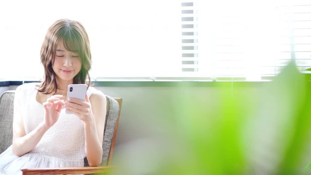 スマホを見る女性