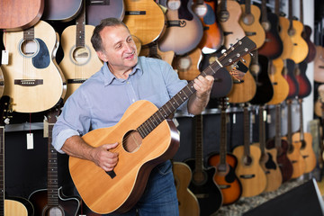 Obraz premium Man playing on acoustic guitar