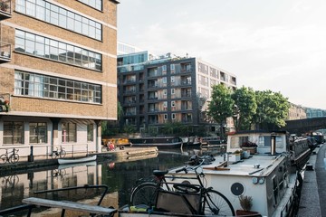 Islington Architektur in London mit Hausboot und Kanal
