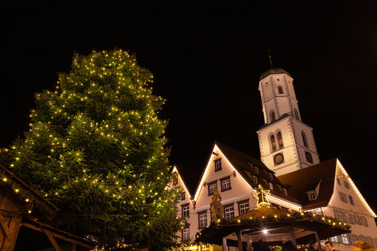 Weihnachtsmarkt Biberach an der Ri&szlig; / Christbaum Kirchturm Weihnachten 2019