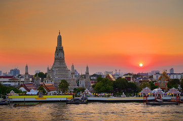 Fototapeta na wymiar Landscape sunset at Wat Arun, Bangkok, Thailand.