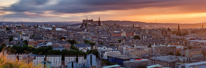 Obraz premium Panoramic view of Edinburgh at sunset. Scotland, UK