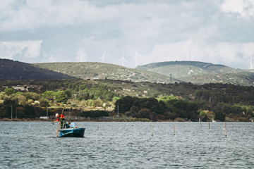 Paysage de bord de mer avec petit bateau de pêcheur