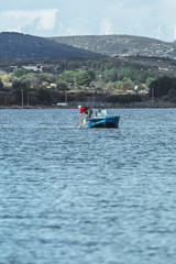 Paysage de bord de mer avec petit bateau de pêcheur