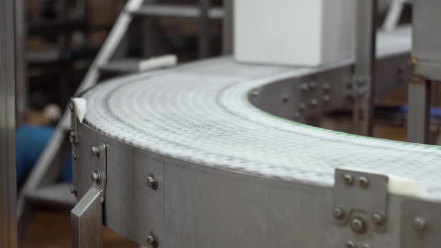 Movement of conveyor belt witht one white box on it