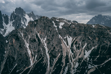 Felswand in Südtirol mit Bergen
