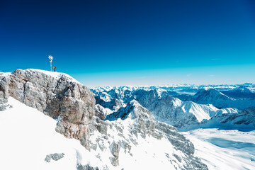 Fototapeta na wymiar Bergpanorama mit Gipfelkreuz und Kletterer