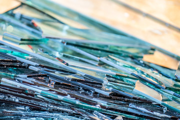 Zerbrochene Glasscheiben im Altglas Container