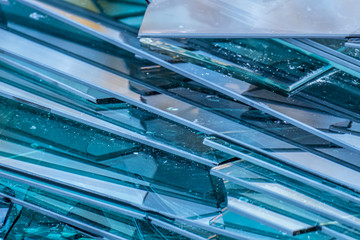 Zerbrochene Glasscheiben im Altglas Container