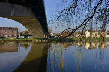 Sous le Pont Boussiron et saule pleureur &agrave; Conflans-Sainte-Honorine (78700), d&eacute;partement des Yvelines en r&eacute;gion &Icirc;le-de-France, France	