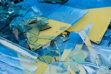Zerbrochene Glasscheiben im Altglas Container
