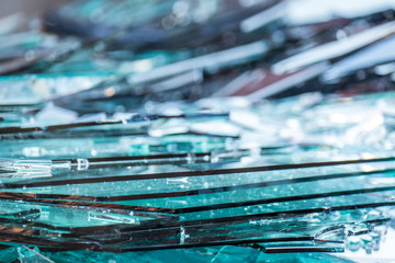 Zerbrochene Glasscheiben im Altglas Container