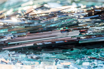 Zerbrochene Glasscheiben im Altglas Container