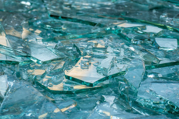 Zerbrochene Glasscheiben im Altglas Container