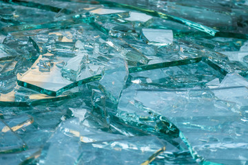 Zerbrochene Glasscheiben im Altglas Container